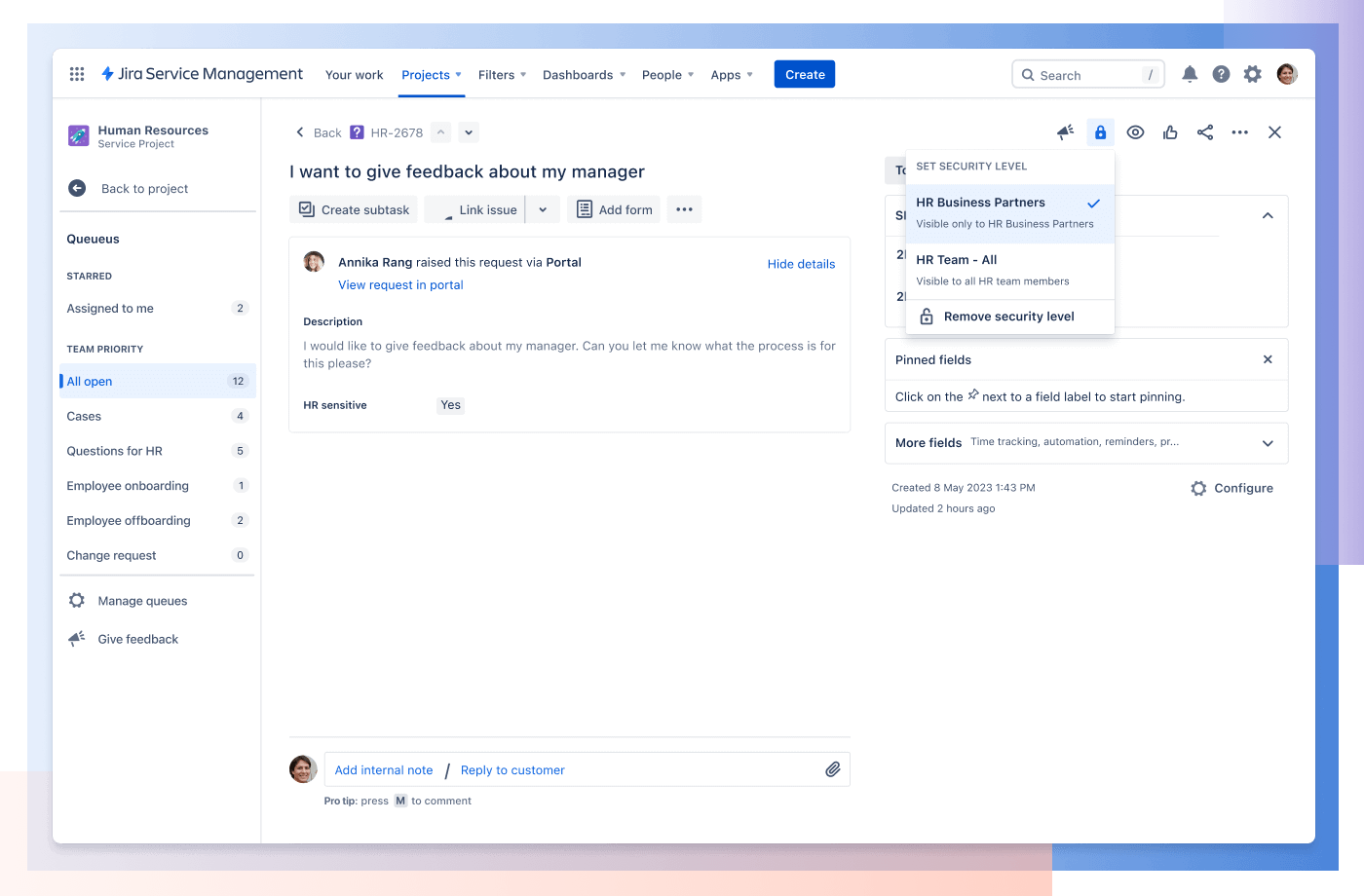 Captura de pantalla de un ticket de Jira Service Management